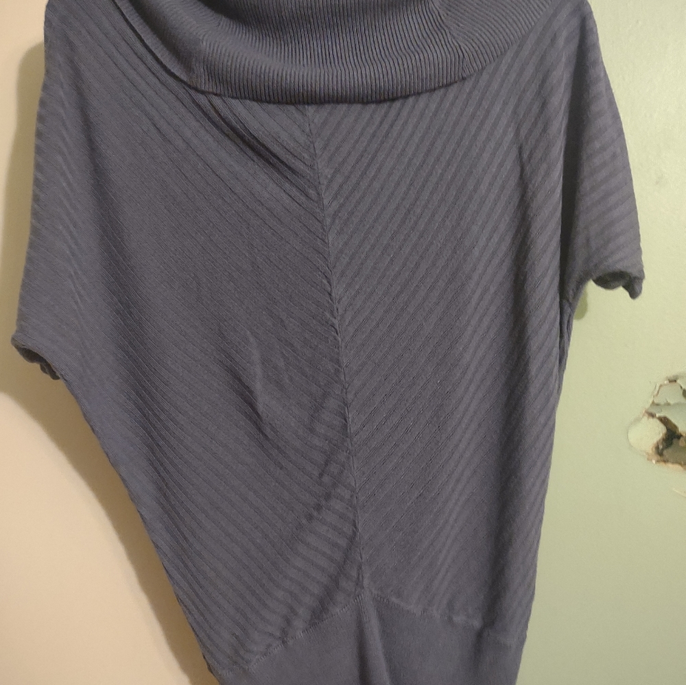Womans short sleeve blue‎ Crowl Neck top Express size medium - Picture 3 of 3